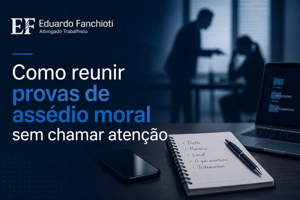 Documentos, notas manuscritas e celular representando a coleta de provas de assédio moral no trabalho