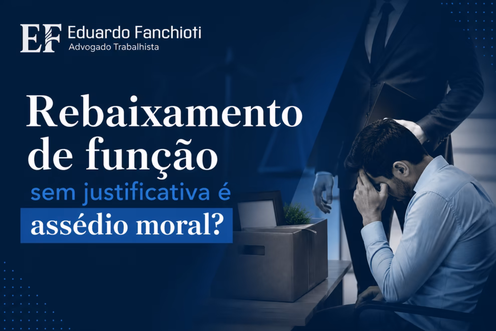 Mão de trabalhador reduzindo de cargo em mesa de trabalho, representando o conceito de rebaixamento de função